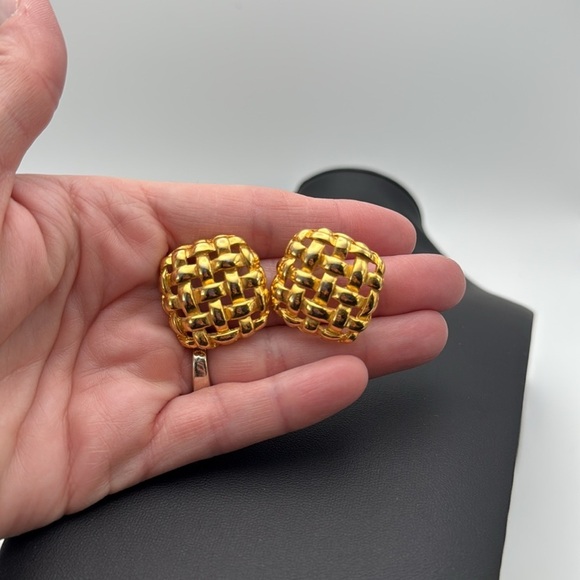 Gold tone square classic basket weave statement pierced earrings designer vibes - Picture 8 of 9